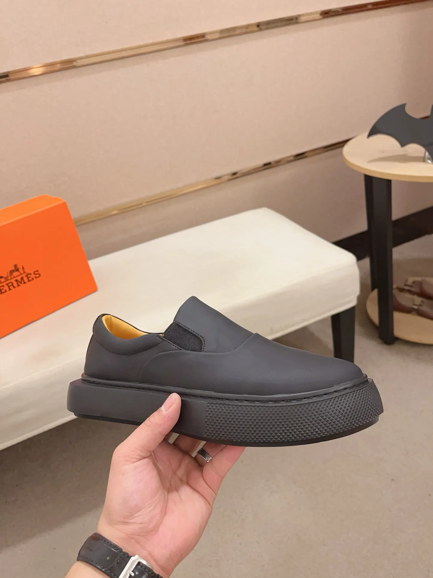 Men's clothing and shoes💰: 442💰《HERMES》【Classic original single version】Hermès; top 🔝purchase agent🔍🔍men's latest 🇺🇸 counter sales simultaneously, imported from Italy original ▲▲cowhide ▲▲ (high-end, nobility, class) ) Exquisite workmanship (Italian 🇮🇹 imported water-dyed 🐂 cowhide lining) sole: original sole provided by the original factory, ⚠️exclusive double-layer activity·TPR·rubber·combined molded outsole; super comfortable·wear-resistant·non-slip·environmental protection The real thing is more beautiful if you take the real thing (high quality, follow the order). You can enter and exit the counter at will * Number of yards: 38-44 (45 can be customized and cannot be returned or exchanged)